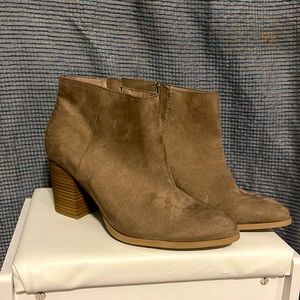 Short boot with heel